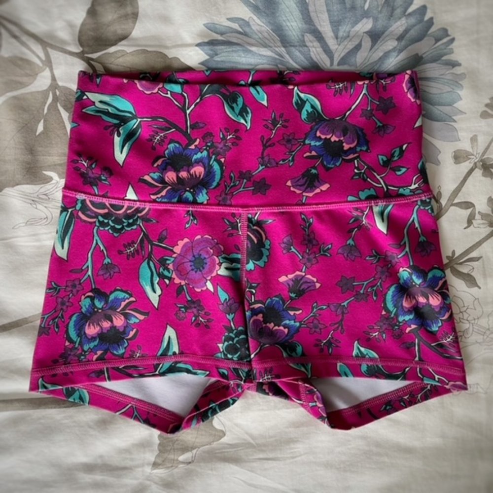 Old Navy Active Fitted High Waisted Fuchsia Floral Pattern Shorts 2.5” Hem, Smal